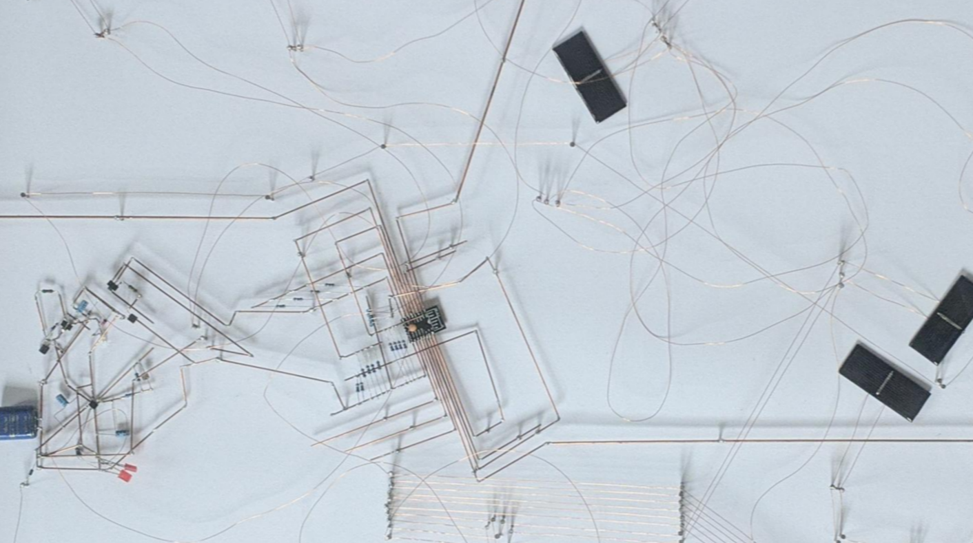 "12zu1" elektronisches Objekt
Elias Haisch "12zu1" elektronisches Objekt
Elias Haisch